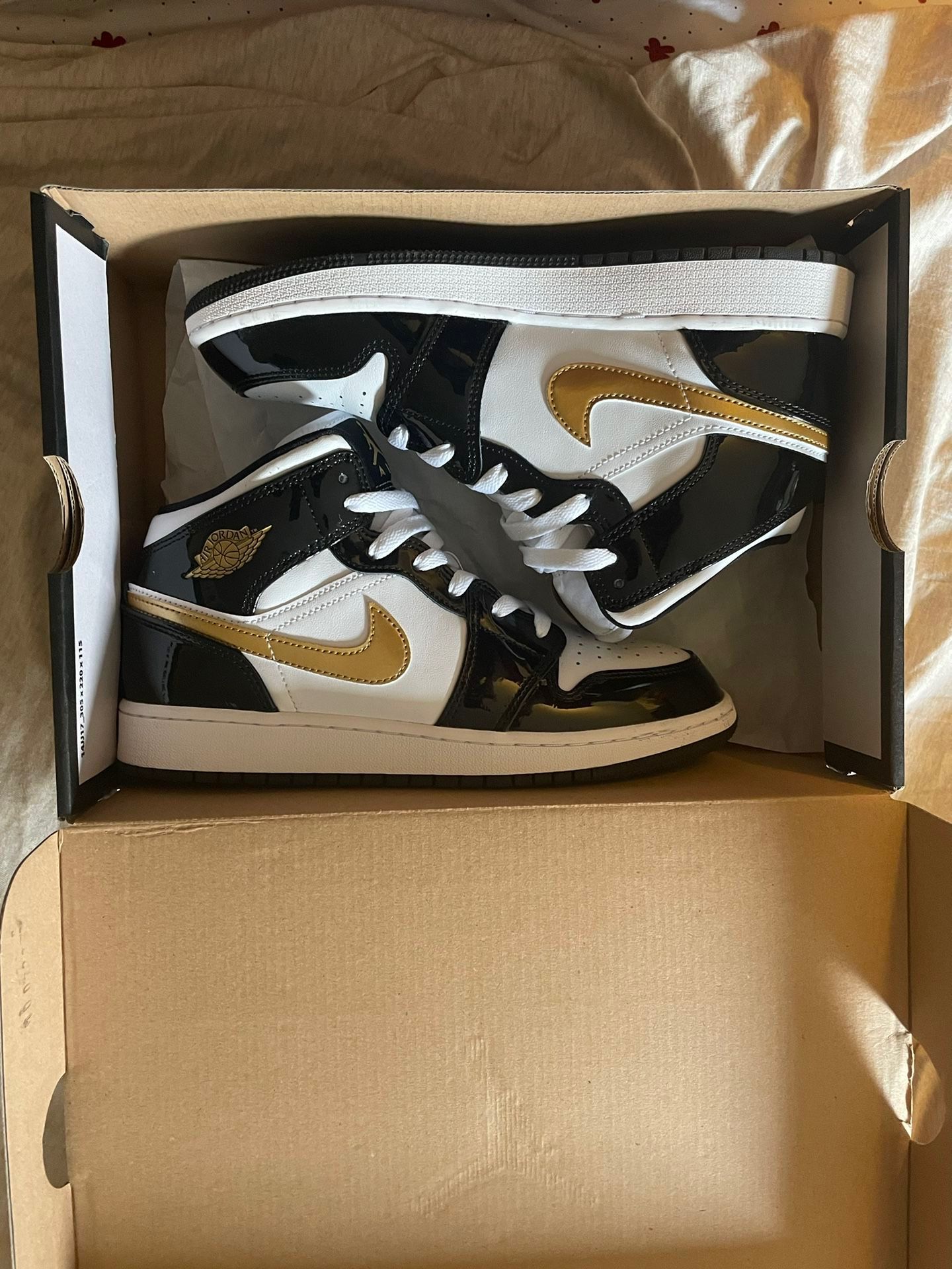 Air Jordan 1 MID SE (GS) Black/Metallic Gold-White