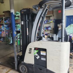 Crown standup forklift 4000lbs Triple Telescope