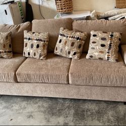 3 Seats Couch With Pillows In Excellent Cont