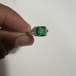 Woman’s Ring With Emeralds And Diamonds