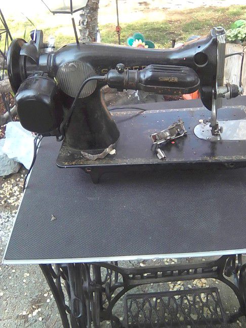 Antique Singer Sewing Machine With Light