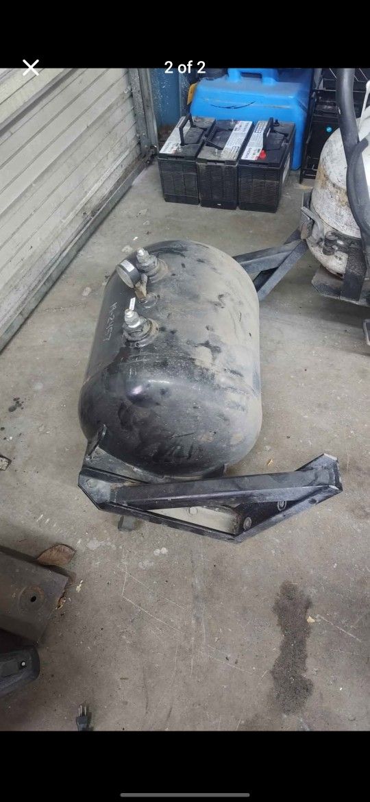 Air Tank For Any Truck With Quipment Or A Diferent Use. Ready To Volt It In The Truck.