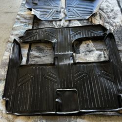 2015 Chrysler Town & country weatherproof floor mats