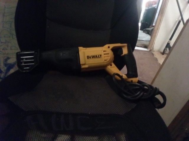 DEWALT INDUSTRIAL TOOL (See Info. About Tool In Photos Taken)