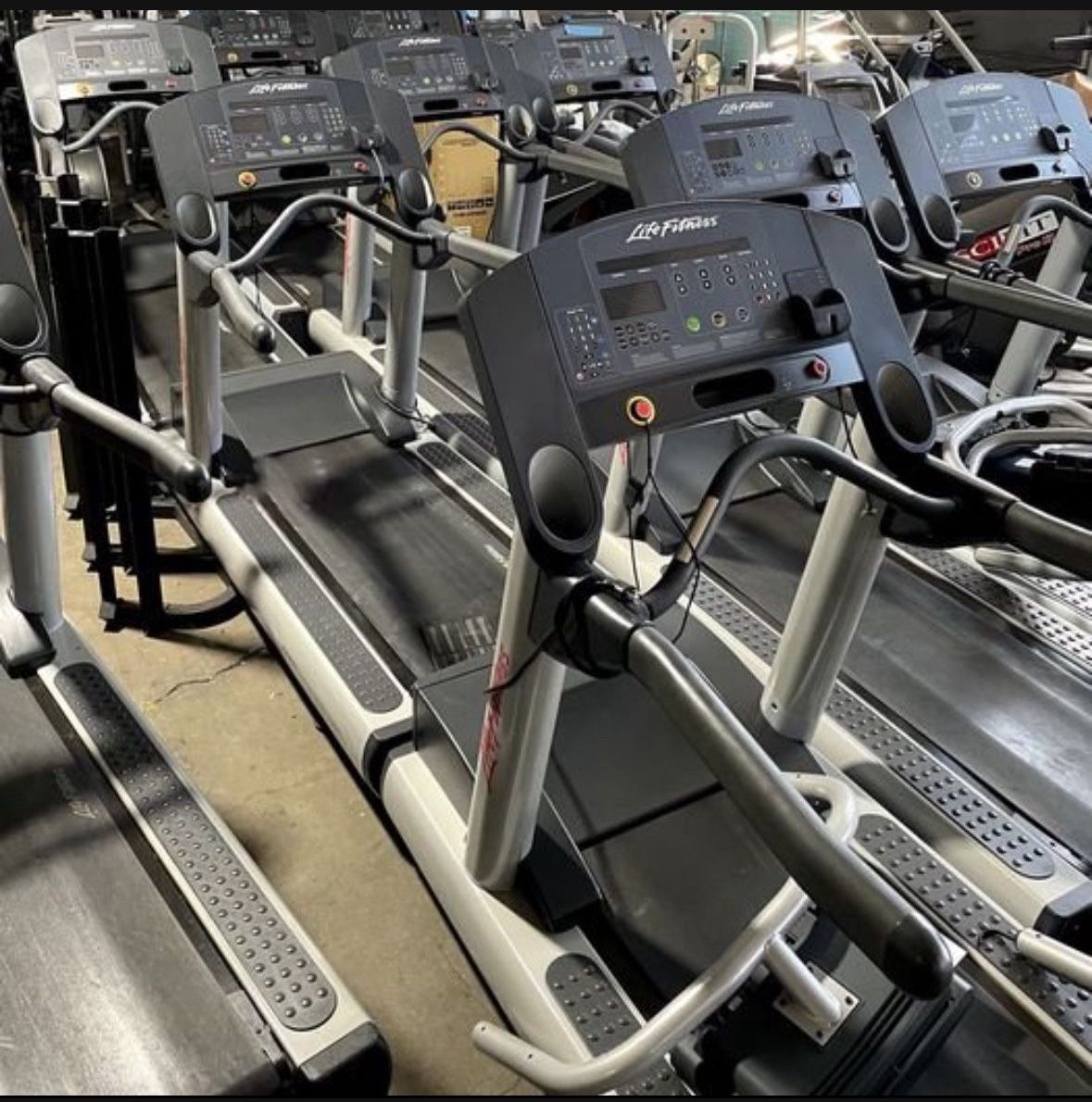 Life Fitness Integrity (CLST) Treadmill Commercial Grade PreOwned Delivery/Warranty Included
