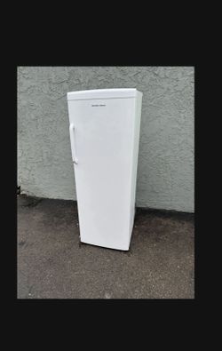 11 Cubics Standing Tall Upright Freezer Great For Garage  