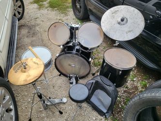 Tama Swingstar Drum set with zildjian 20"ride cymbal and sabian hi hats
Stands ,pedal,seat,sticks