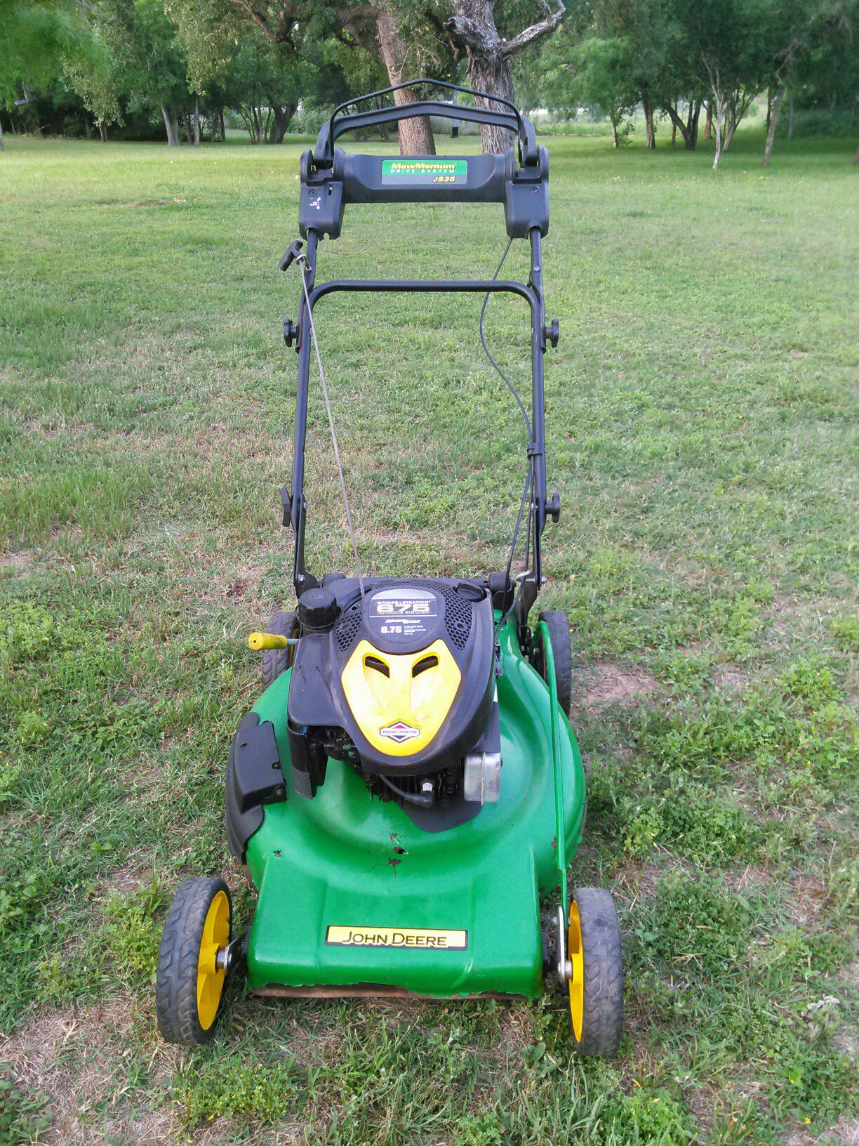 John Deere 6.75 horsepower self-propelled lawn mower works absolutely great guaranteed to turn on on first pull