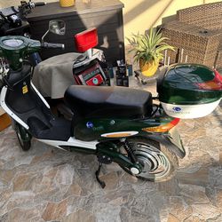 Electric Scooter…it Is Working And I Can Show It Works…but Selling Without Batteries…needs 5 12 Volts Batteries…it Has The Battery Charger