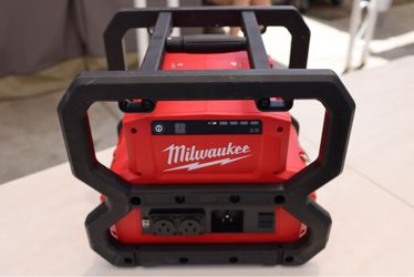 Milwaukee M18 18V Lithium-Ion Cordless 3600-Watt/1800-Watt Power Supply