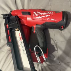Milwaukee M18 FUEL 3-1/2 in. 18-Volt 30-Degree Lithium-Ion Brushless Cordless Framing Nailer