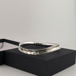 Silver Twisted Hammered Curve Oval Bangle

