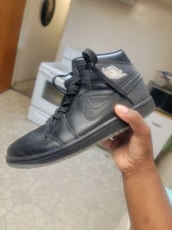 Air Jordan 1 Mid Black Sneaker size 8 need to be cleaned good condition tho