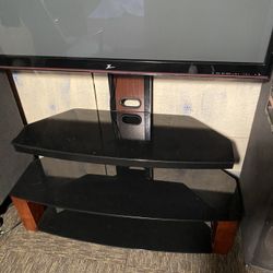 Zenith Tv With Stand  And Glass Shelfs.    32”
