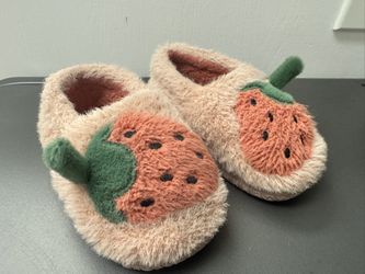 Toddler Strawberries slippers - Size 5