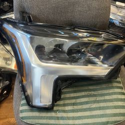 2022-25 TOYOTA TUNDRA RIGHT HEADLIGHT 
