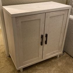 Bishop Oak Accent Cabinet With Linen Door