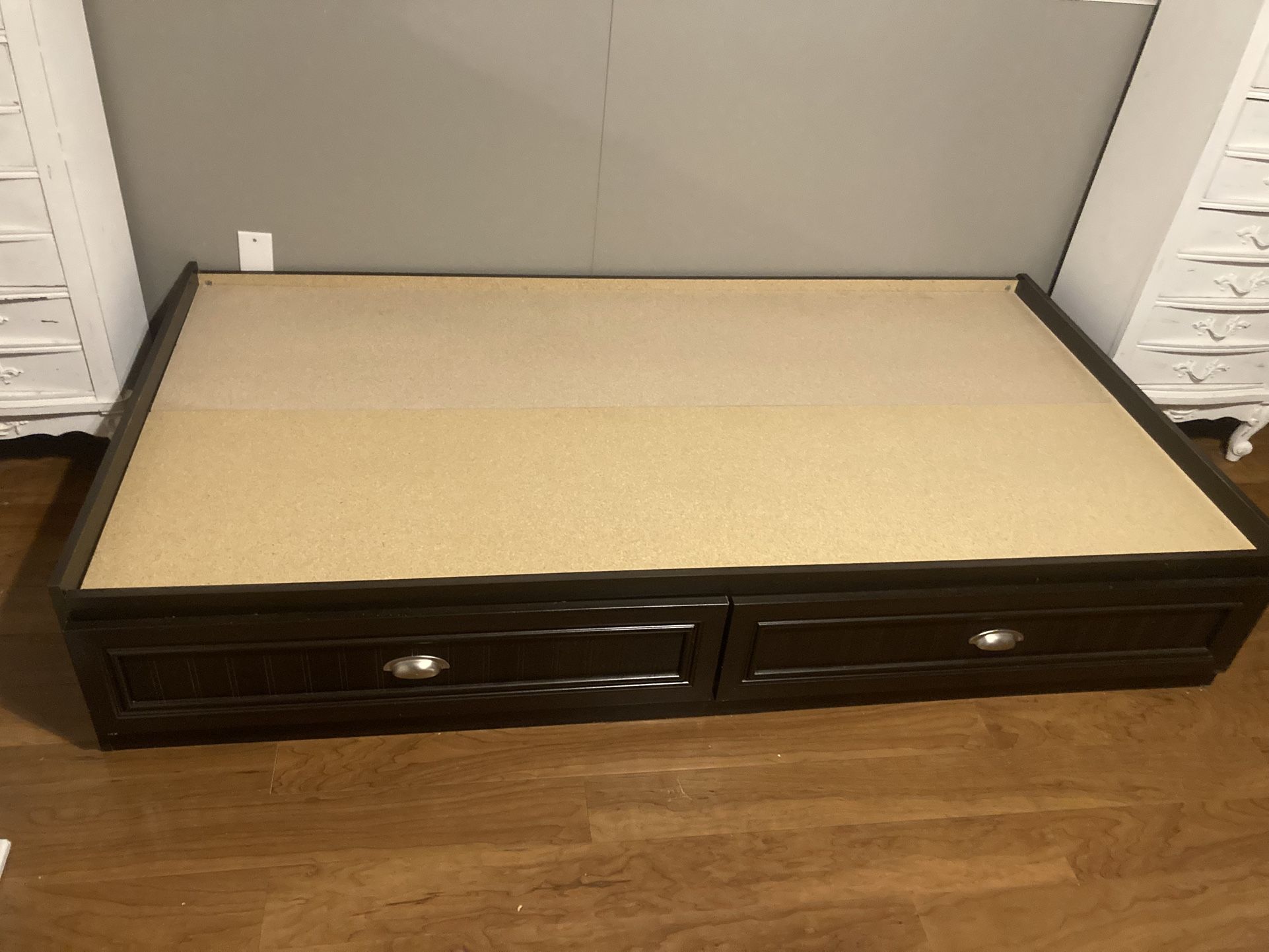 Nice Day Bed With Storage Drawers