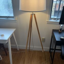 Three leg modern wooden floor lamp