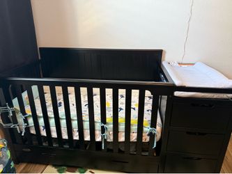 Graco 5 in 1 convertible crib and changer with drawer