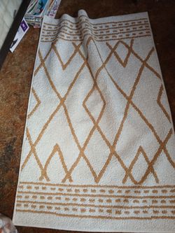 Small/medium rug... white & beige