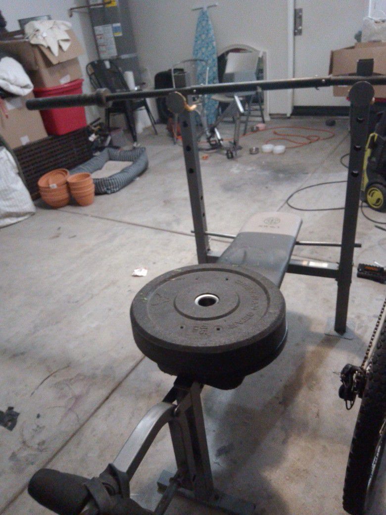 Weight Bench And Bar 2  45 Lb Weights