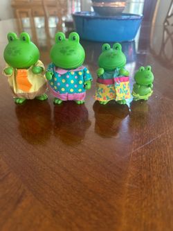 Li’l Woodzeez Miniature Animal Figurine Set - The  Croakalily Family