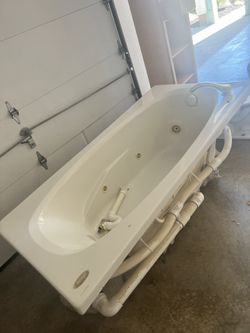 Jacuzzi Tub With Whirl Pool Effect!
