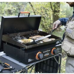 Blackstone Adventure Ready Parrilla de Exterior, Parrilla de Propano de 2 Quemadores y 22" con Tapa Dura, Negra