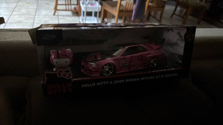Hello Kitty 2002 Nissan Skyline GT-R