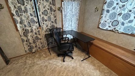 Like new L shaped desk with chair/seat