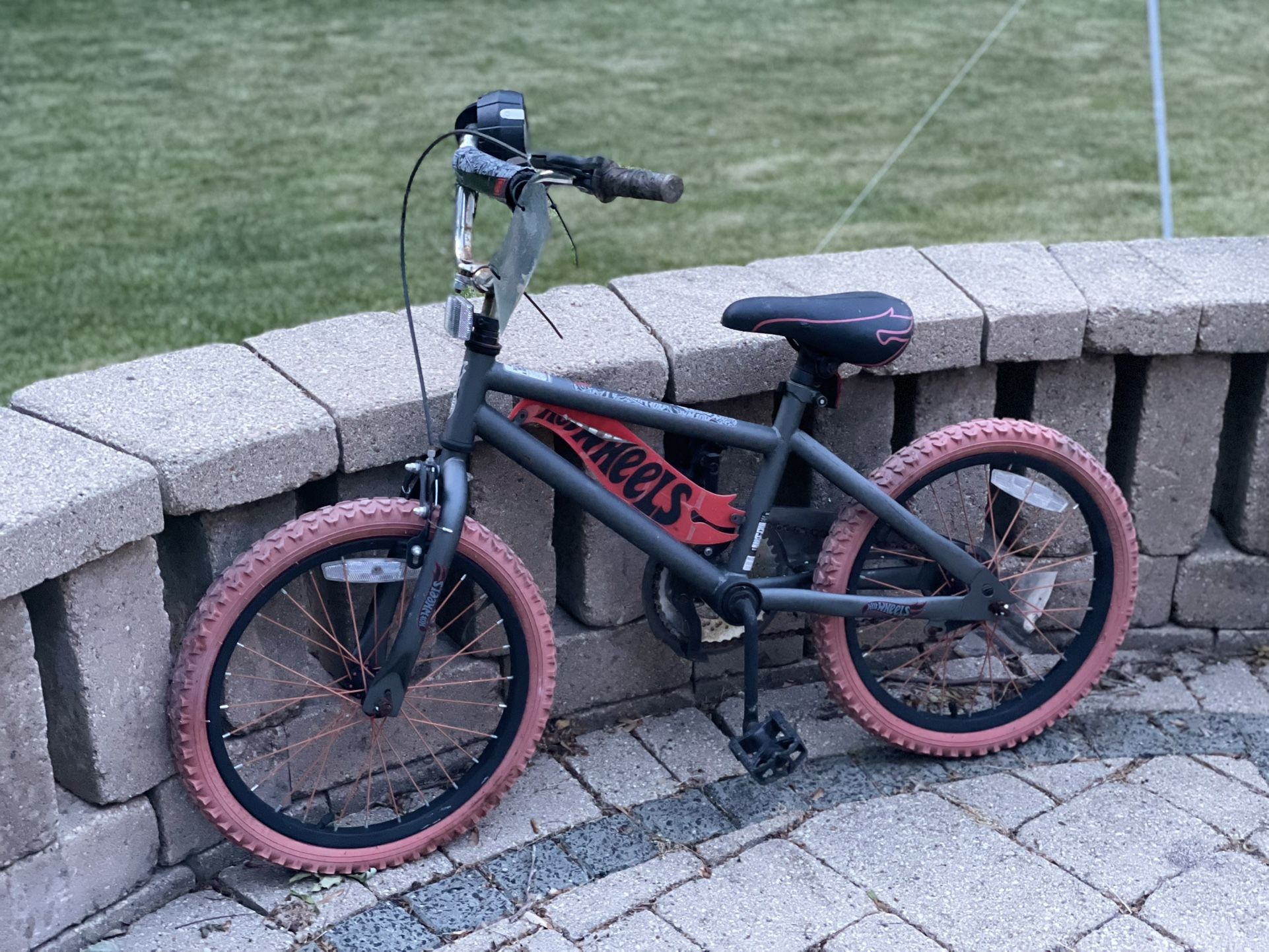 Hot Wheels Bike w/ Revvin’ Grip – Great Condition!