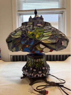 Beautiful Tiffany Style Stained Glass Table Lamp