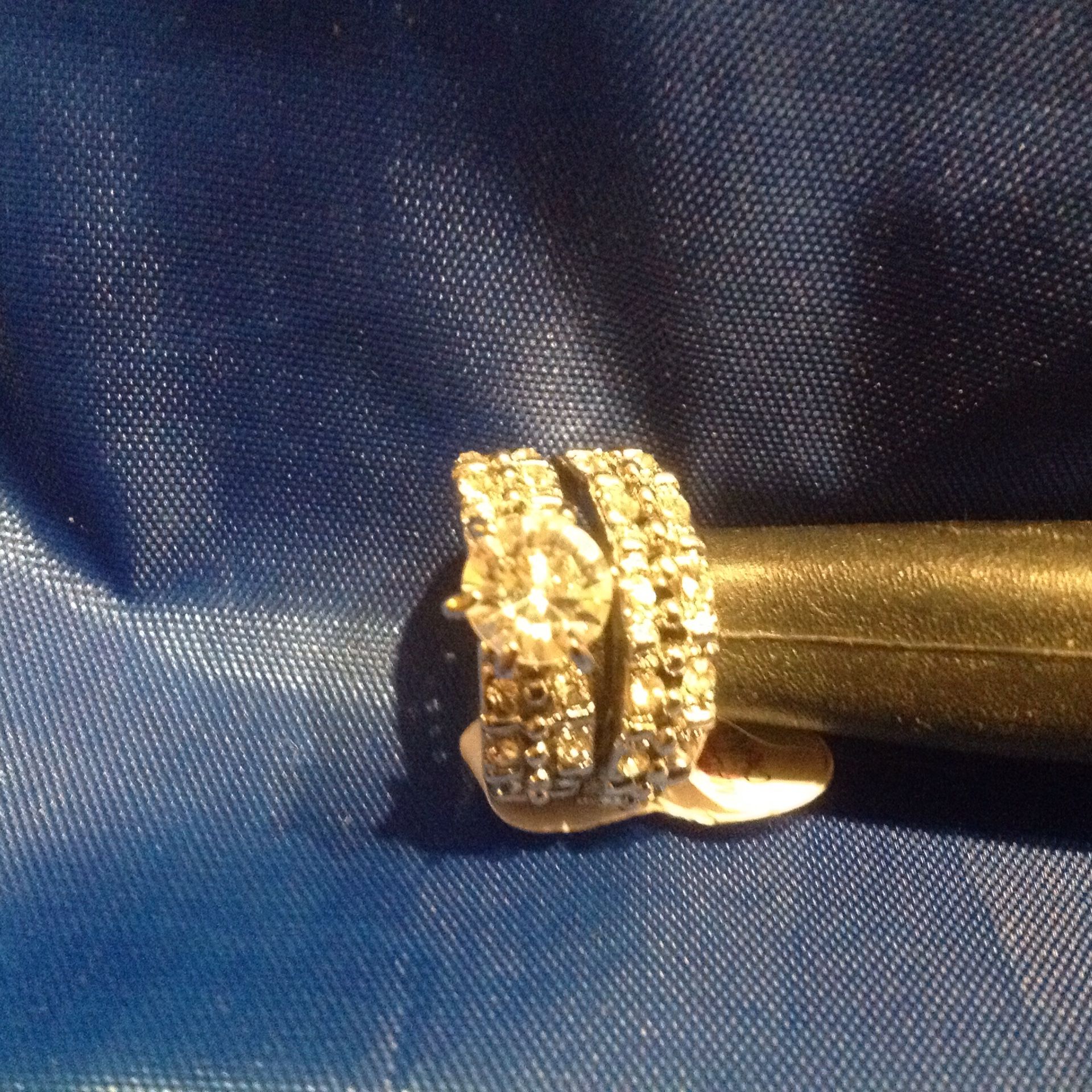 Silver colored weeding set with faux diamonds, size 8