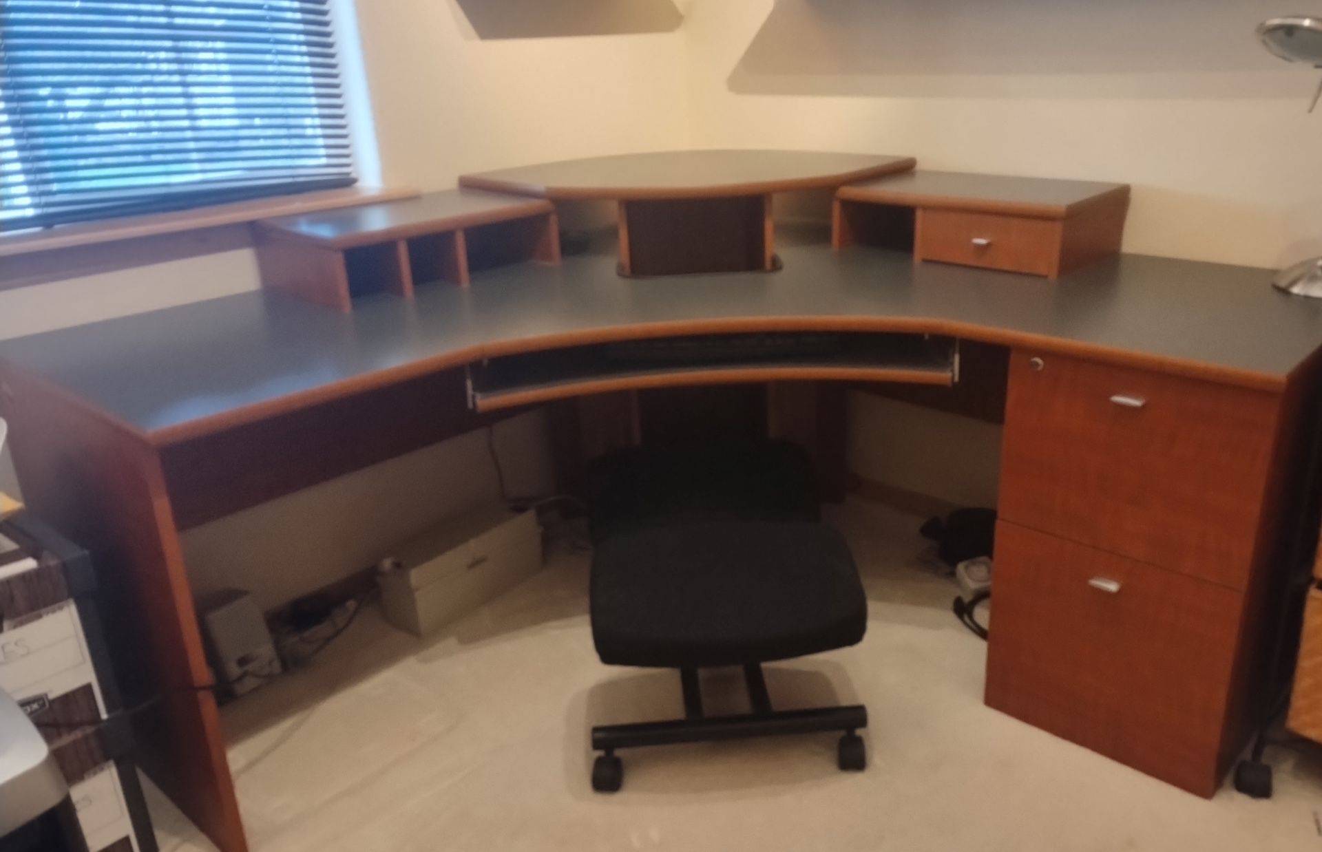 Modern Corner Office Work Station With Ergonomic Chair