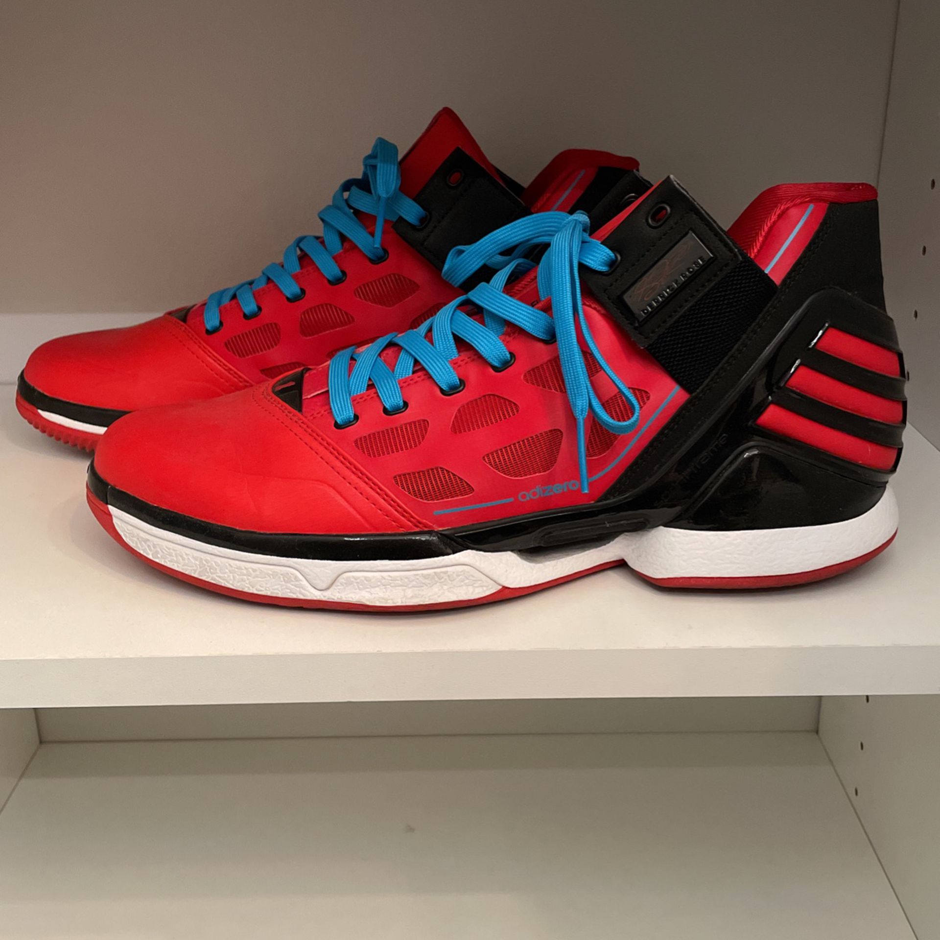 Adidas D Rose 2 City L-Train Size for Sale in Chicago, IL - OfferUp