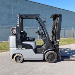 Nissan 25 Forklift 2006 Capacity 5,000 Lbs. 3 Stage Side Shift