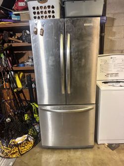 Modern 2-Door Refrigerator w/ Bottom Freezer – Great Condition