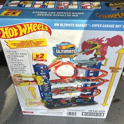 HOT WHEELS ULTIMATE GARAGE SEALED NEVER OPENED