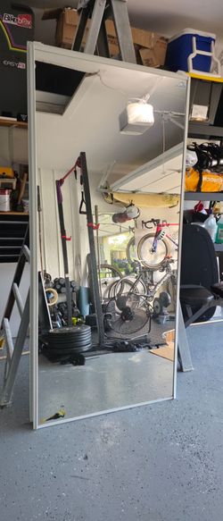 Free closet door