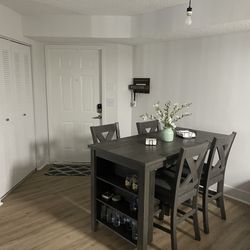 DINING ROOM TABLE WITH 4 CHAIRS 