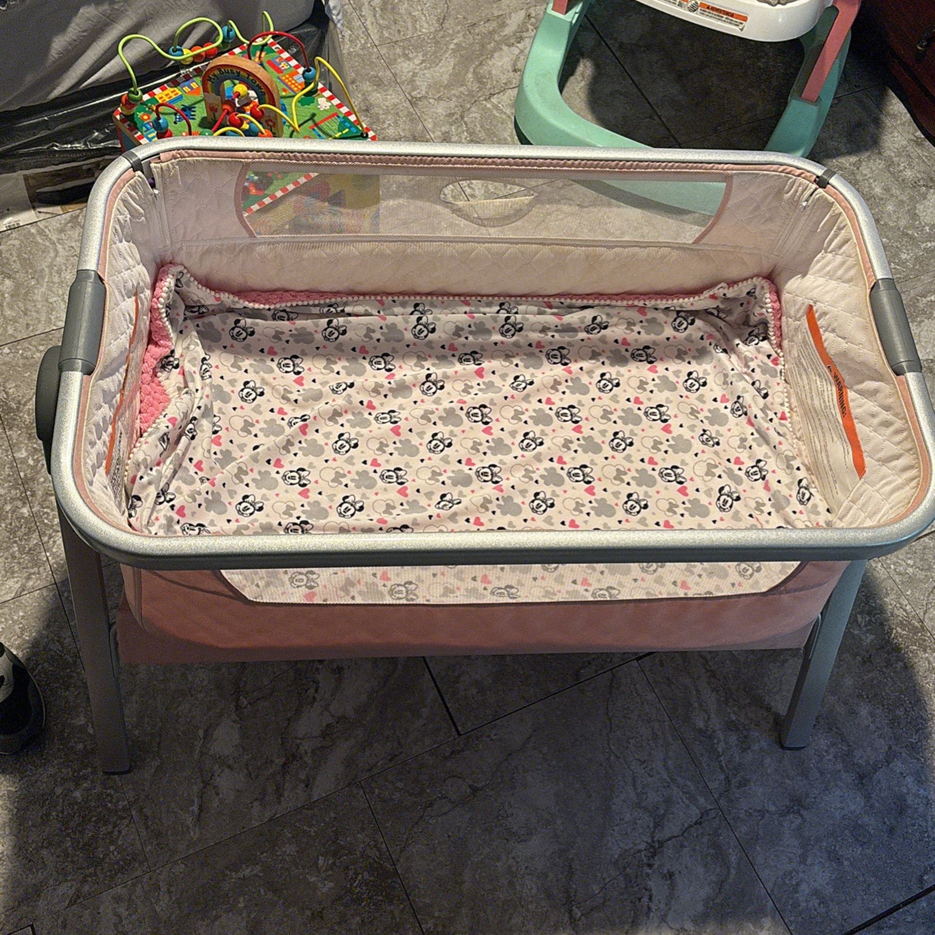 Baby Bassinet,  Adjustable Great Condition 50 $