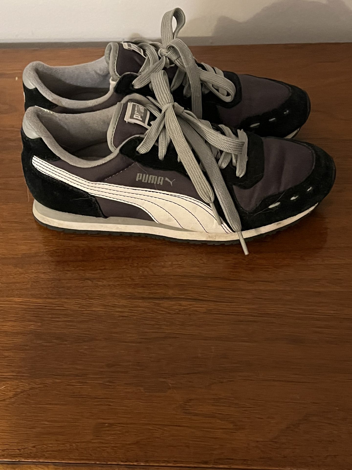 Kids PUMA Sneaker.