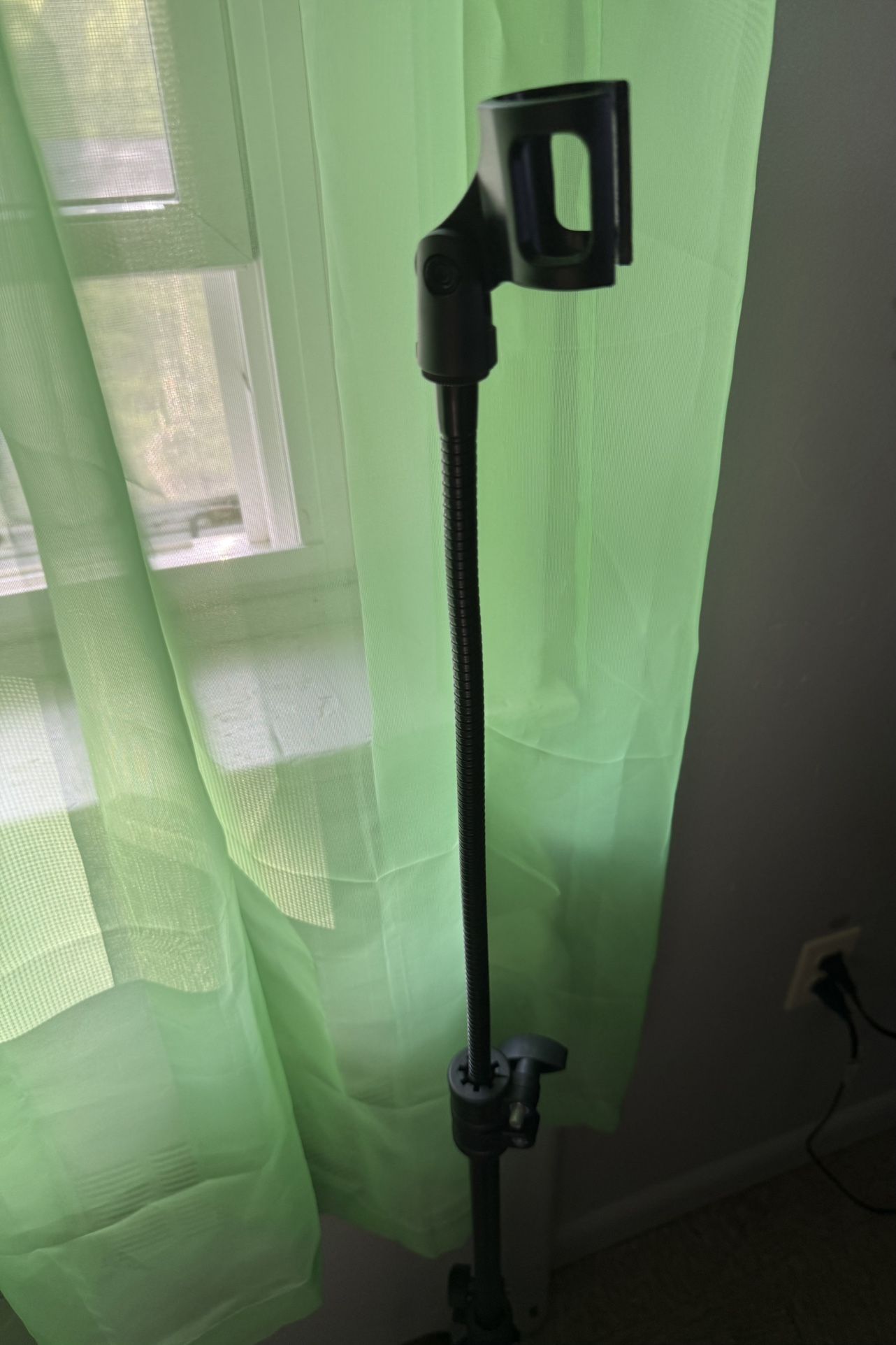 Almost New Microphone Stand (SPA/ENG)