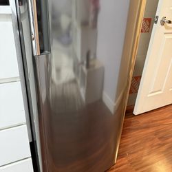 LG 6.1 Cubic Feet With Freezer. 