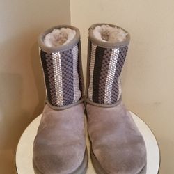 Womens UGG boots Size 6 Charcoal Gray With Black and Silver accent Stripes