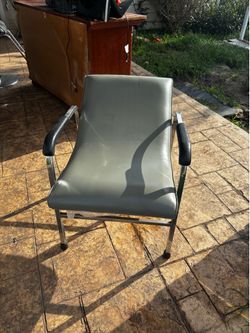 Salon shampoo chair