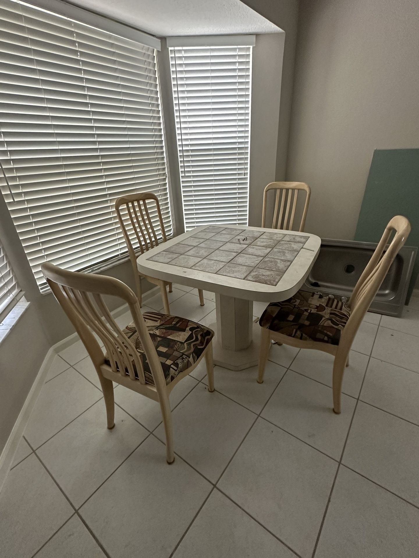 Kitchen Table & 4 Chairs 