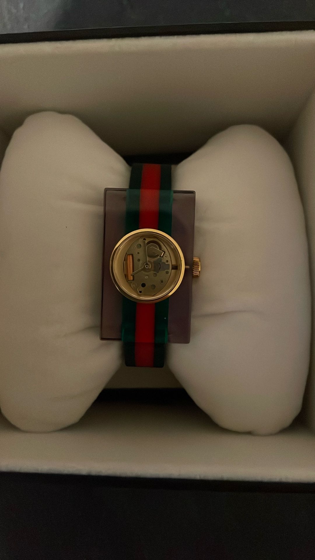 RELOJ GUCCI ORIGINAL. CON TODOS SUS DOCUMENTOS. TRABAJA CON BATERÍA. LO VENDO EN $500 O MEJOR OFERTA.