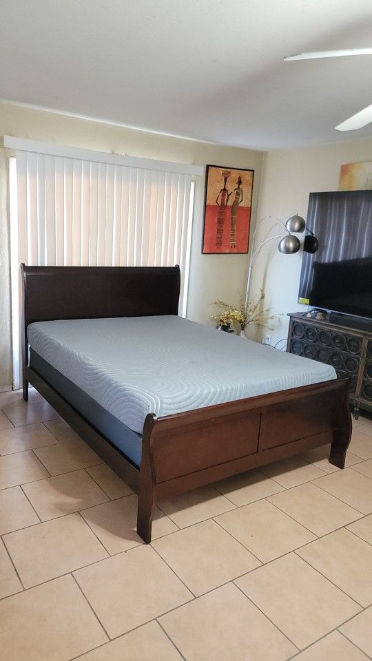 VERY NICE QUEEN SIZE BED FRAME WITH MEMORY FOAM MATTRESS AND BOXSPRING FOR SALE! IN EXCELLENT CONDITION! DELIVERY AVAILABLE 